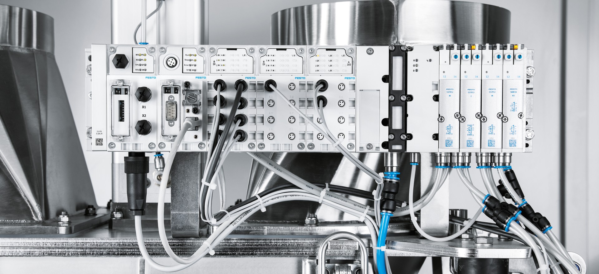 CleanDock und elektrisches Terminal CPX mit integrierter, dezentraler Steuerung CEC und Ventilinsel MPA.