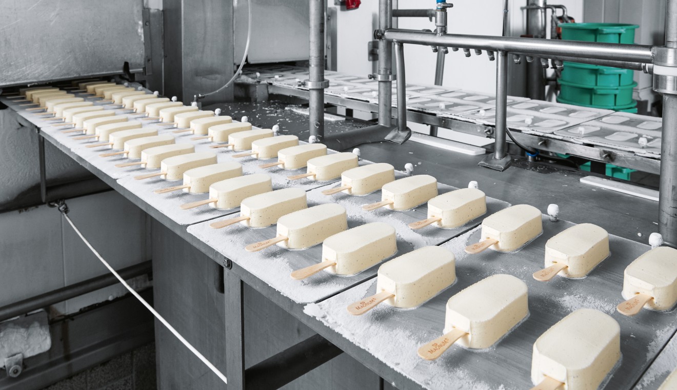 Aan de lopende band: een van vijf Magnum-lijnen produceert meer dan 20.000 eenheden per uur.