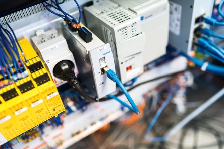 Управлението CMMO управлява електрическия цилиндър EPCO, свързан посредством IO-Link.