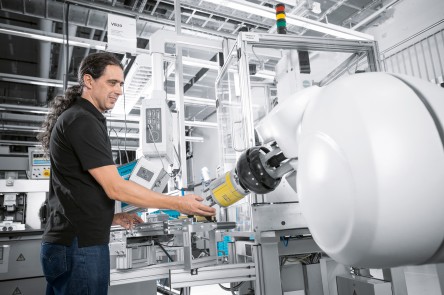 An employee works with the assembly robot in an intuitive and safe manner.