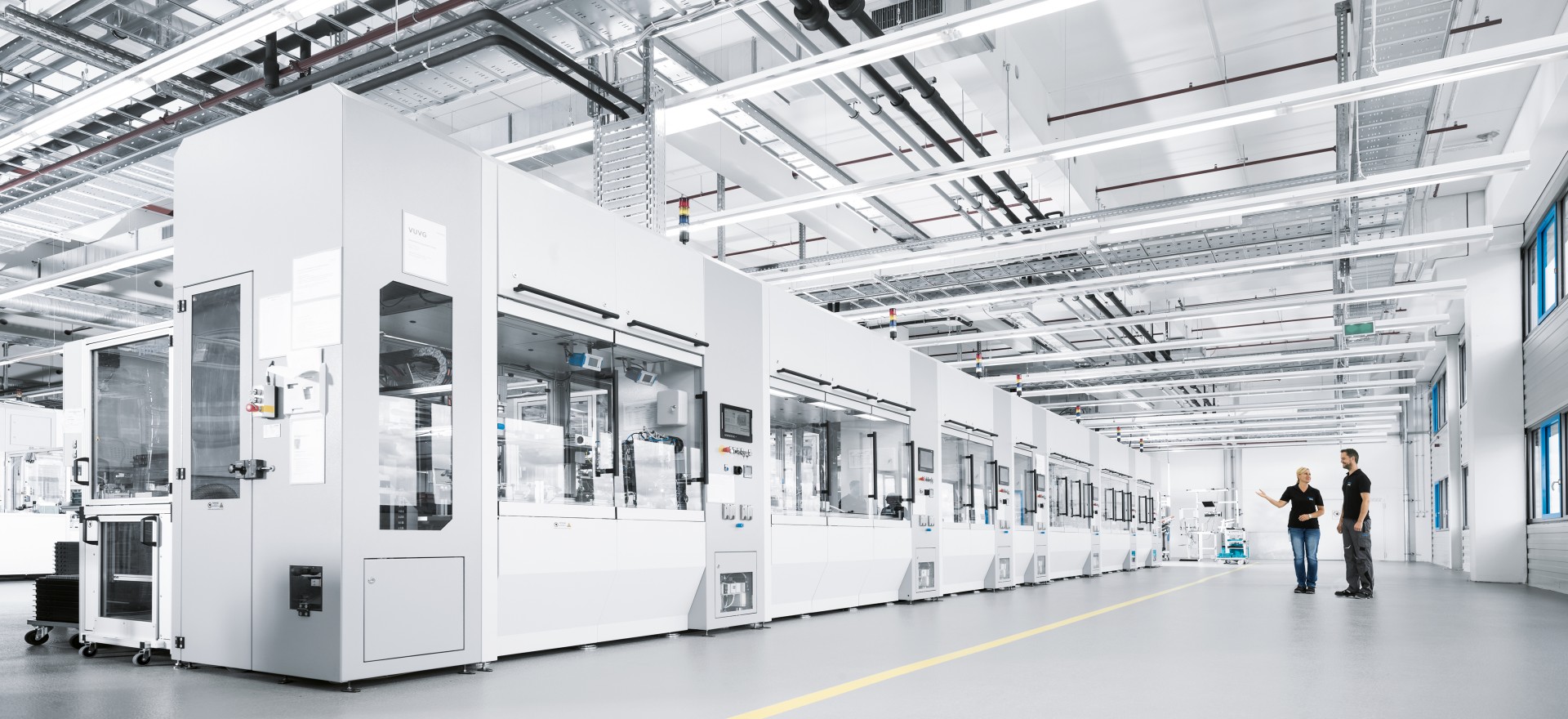 Zawory są montowane w pełni automatycznie w gniazdach produkcyjnych dużej modułowej fabryki.