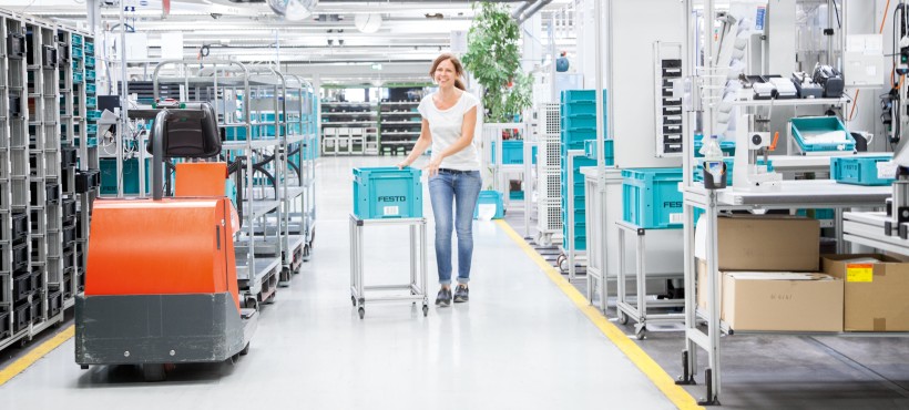 Industrie 4.0 Technologien: Arbeiterin in Logistikhalle