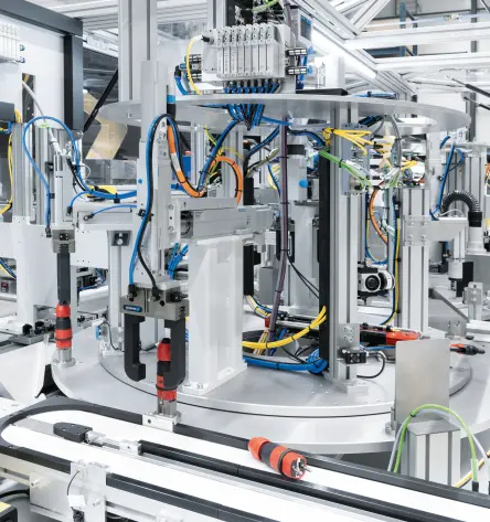 A central component of this solution is the integrated MCS system (Modular Conveyor System) from Festo