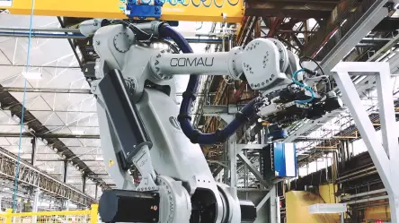 バッテリーパックの交換作業中のロボットアーム上のエンドエフェクター。