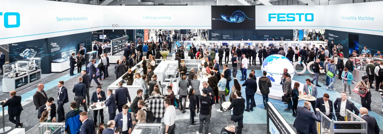 Viele Besucher werden vom faszinierenden Messestand von Festo angezogen