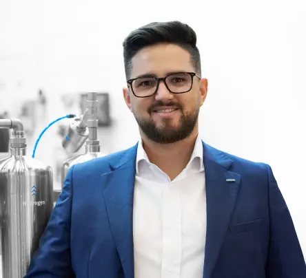Manuel Serrano, Automation Engineer for the Process Industry at Festo South America, stoi obok urządzeń przemysłowych.