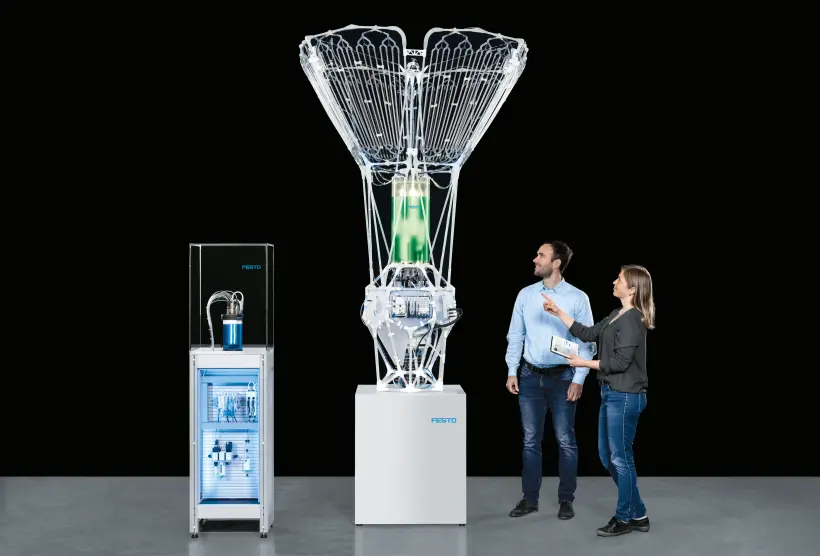 La PhotoBionicCell ilustra cómo se pueden combinar los procesos biológicos con la técnica moderna de control y regulación. Constituye un claro ejemplo del enfoque orientado a controlar técnicamente las reacciones biológicas, abriendo así la puerta a nuevas aplicaciones biotecnológicas.