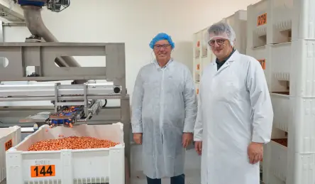 Bob Aerts (Engineering Mondelez) zusammen mit Johan De Pauw (Vertriebsingenieur von Festo) an der neuen Abfüllanlage.