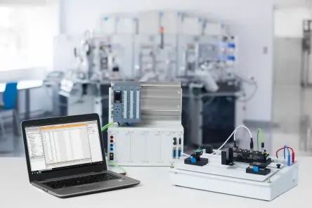 Nastavení inteligentních čidel TP 1312 s notebookem, PLC a připojeným senzorovým modulem.