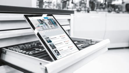Festo AX Smartenance : gestion efficace de la maintenance avec une tablette équipée d'un logiciel de GMAO
