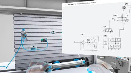 Die Perspektive eines VR-Benutzers, der einen Pneumatikzylinder in seinen virtuellen Händen hält. Im Hintergrund eine virtuelle Learnline-Einrichtung, die einige angeschlossene und nicht angeschlossene pneumatische Komponenten enthält. Neben der Einrichtung befindet sich ein virtuelles Fenster, das eine Übung mit einem Schaltplan mit Norm-Symbolen zeigt, den der Benutzer in 3D nachzubilden versucht.