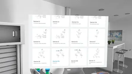 Ein Raum im „New Work“-Stil, der virtuelle Elemente aus Virtual Labs enthält: Ein virtueller Förderriemen im Hintergrund, der Objekte transportiert, virtuelle Learnline-Einrichtung und ein virtuelles Fenster, das verschiedene Schaltungen von pneumatischen Übungen zeigt.
