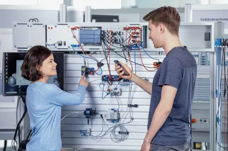 Student kontroluje údaje ze senzorů na chytrém telefonu