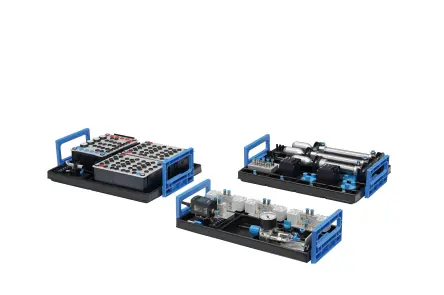 Dva studenti si na přenosném zařízení v automatizačním tréninkovém zařízení prohlížejí data z čidel.