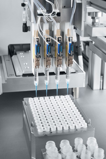 The automated pipetting system, consisting of the DHOE pipetting head and the DHAO disposable syringe ejector from Festo, can accurately dispense volumes in the range of 10 µl.