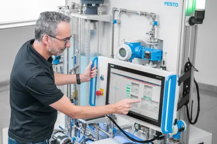 SIMATIC PCS neo on the HMI of the DCS learning system