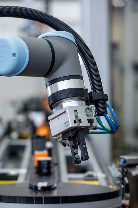 Pinza paralela HGPL en robot colaborativo.