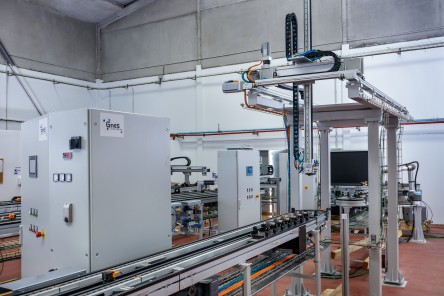 Sistema de manipulación cartesiano de 4 ejes eléctricos Festo de 3 dimensiones con giro y pinza con movimientos interpolados