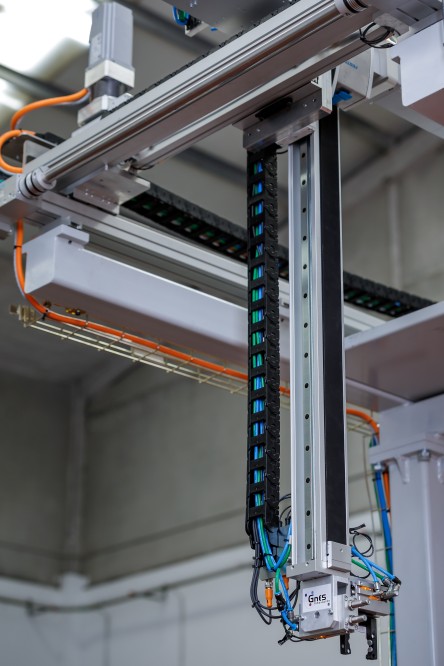 Eje eléctrico de movimiento vertical de un sistema de manipulación cartesiano 3D.
