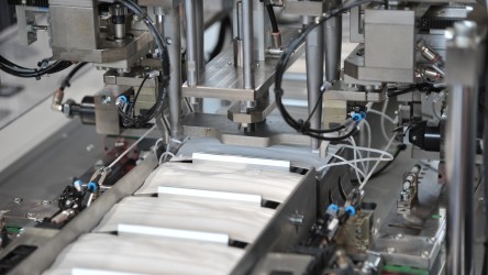 Produzione di 100 mascherine chirurgiche al minuto