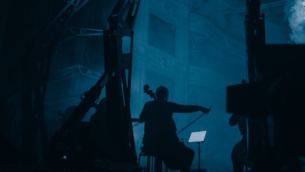 Acht elektrische armen volgen cellomuziek met Festo technieken.