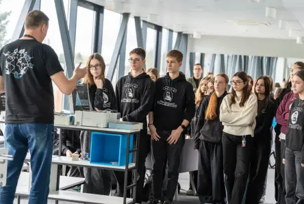 Festo colleague giving a presentation to university students