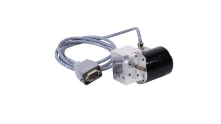 Imagem de um motor AC com caixa de engrenagens metálica acoplada e conector de cabo, exibindo uma visão detalhada do invólucro externo e das portas de conexão.