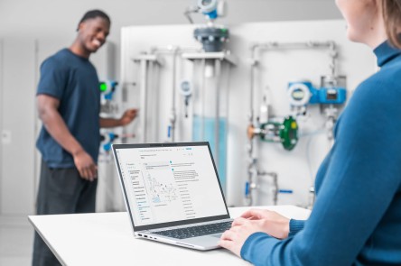 Étudiants suivent un cours eLearning en DCS