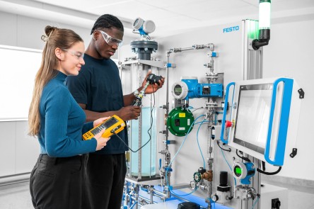 Des étudiants utilisent des outils de calibration avec le DCS 