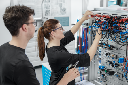 Illustration de deux personnes se formant aux bases de la technologie du vide