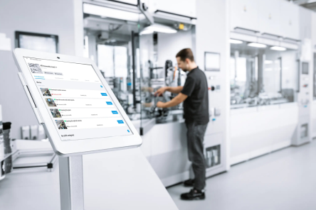 illustration de technicien formé au diagnostic de panne en train d'intevenir sur son installation automatisée