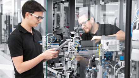 Illustration de deux professionnels de l'industrie qui suivent une formation technique