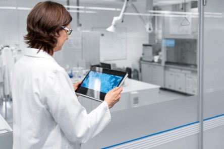 illustration d'une professionnelle de l'automatisme qui travaille sur l'optimisation du système de production après la formation technique suivie