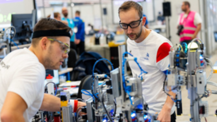 Illustration de deux compétiteurs WorldSkills lors de la compétition en mécatronique