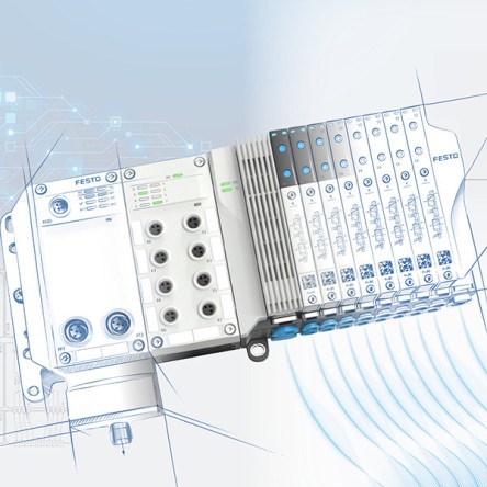 La imagen muestra un sistema de control industrial de la marca Festo, específicamente un conjunto de terminales de válvulas y módulos de I/O remoto. El equipo está detalladamente ilustrado con conexiones neumáticas y eléctricas visibles. Posee múltiples válvulas con indicadores de estado y una serie de ranuras de I/O que están claramente etiquetadas con información técnica y códigos QR para referencias adicionales. El fondo de la imagen tiene un esquema gráfico azul y blanco que sugiere un ambiente de diseño técnico o de ingeniería.