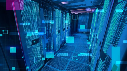 A imagem mostra uma sala de servidores de data center moderna, com iluminação em tons de azul. Há racks de servidores de ambos os lados, todos preenchidos com inúmeros equipamentos. O piso é em grade metálica, e elementos gráficos digitais em formas geométricas flutuam no primeiro plano, dando um aspecto futurista à cena.