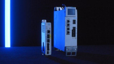 A imagem mostra três dispositivos eletrônicos de controle industrial, provavelmente servo drives, com a marca 