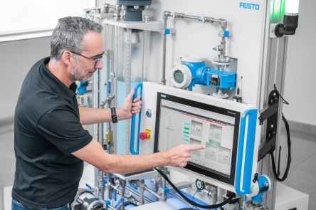 Instructor utilizando PCS neo con fines de capacitación.