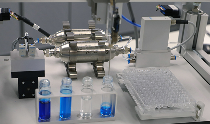 The decentralized module for generating pressure and vacuum is an integral part of the liquid handling system.