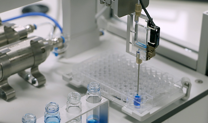The liquid is dispensed into each well in three injection phases.