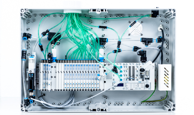 Ready-to-install control cabinet: the Festo valve terminal type MPA controls the pneumatic cylinders of the robot system.