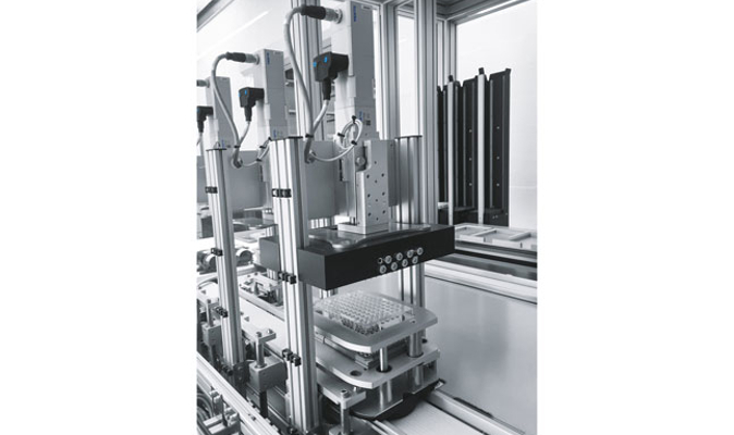For adding liquid in the microtiter plates in several washing stations, the pipetting head is moved down by an EGSC electric slide.