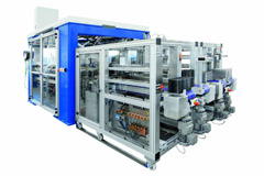 Äusserst flexibel: Der multifunktionale Palettierer von Amax legt elf unterschiedliche Kleinteile in sechs verschiedene Gittertrays oder zwei unterschiedliche Jedec-Trays ab – weitere Formate können jederzeit vom Bediener geteacht werden.