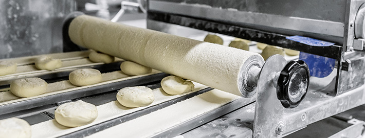 Brötchen Rohlinge auf Fließband