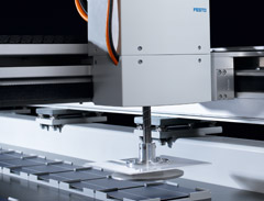 Fast, gentle and reliable gripping of wafers: Festo H-gantry with Bernoulli gripper