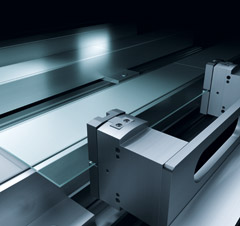 Parallel gripper for precise guidance of substrates through the laser structuring: solutions for the solar industry from Festo.