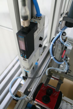 Dans chaque module du ligne de montage, OVEM saisit et éjecte les petites pièces à transformer, la cadence étant très élevée.